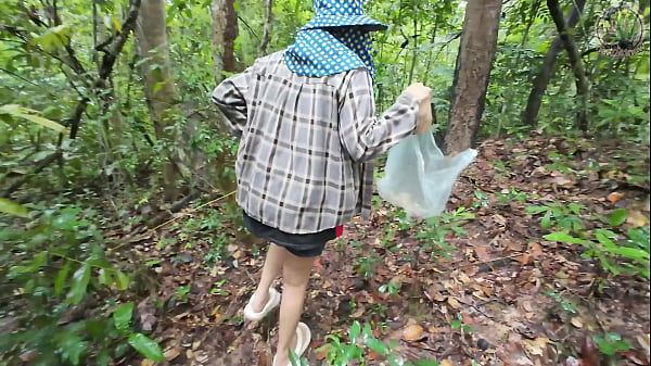 สาวไทยเดินคุยเล่นเก็บเห็ดในป่า แอบโชว์ในป่าลึก เสียงไทยชัด